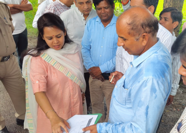 महिला सशक्तिकरण की दिशा में कदम : सीडीओ आकांक्षा कोण्डे ने किया ग्राम सकौती में ‘ग्रामोत्थान (रीप) परियोजना’ का स्थलीय निरीक्षण