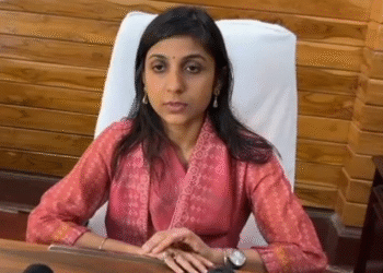 भारी वर्षा  के कारण जब जिलाधिकारी ने बदरी नाथ यात्रा मार्ग को रोका