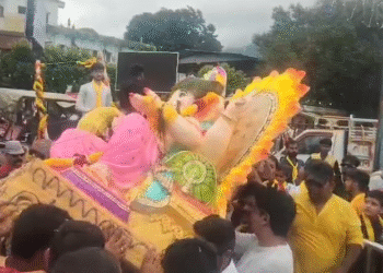 ऋषिकेश में श्रद्धालुओं ने धूमधाम से मनोकामना के साथ भगवान गणेश का मां गंगा में किया विसर्जन।