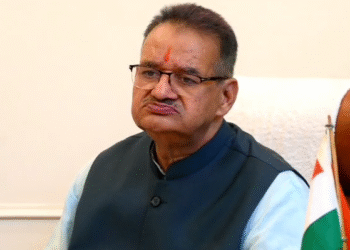 बरसात के कारण पीएमजीएसवाई की बाधित सड़कों की समीक्षा करते ग्राम्य विकास मंत्री गणेश जोशी।