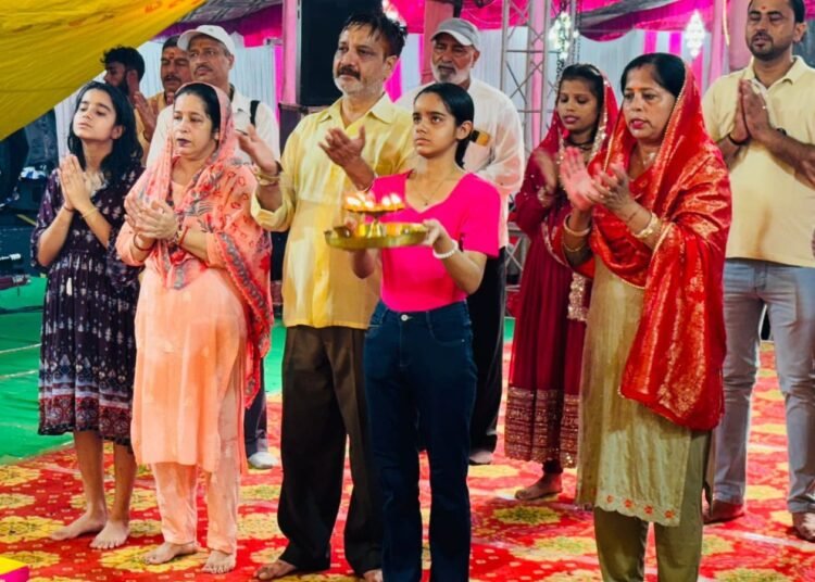 ऋषिकुल मैदान में 35 में गणपति महोत्सव में आम श्रद्धालु कर रहे हैं दर्शन गणपति सेवा संघ द्वारा ऋषिकुल मैदान में आयोजित किए गए गणपति महा उत्सव