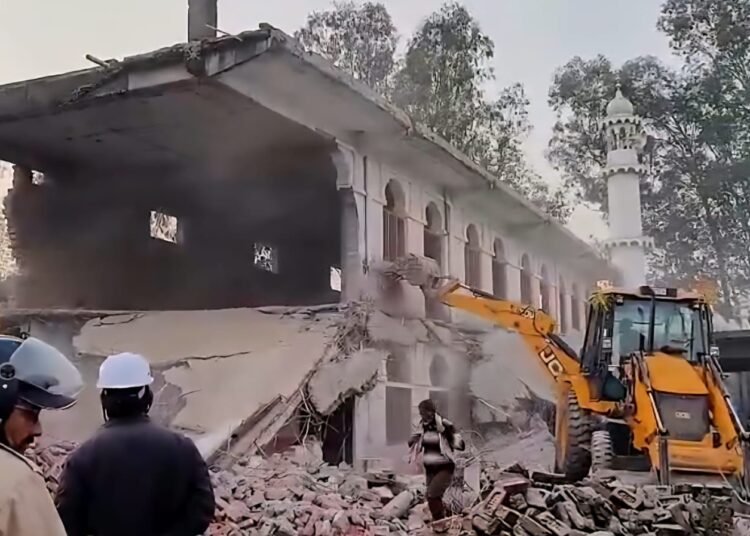 सरकारी भूमि पर बना दिया था मदरसा मस्जिद अब होगया ध्वस्त