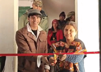 लेफ्टिनेंट जनरल ने बालिका से फीता कटाकर किया सामुदायिक रेडियो स्टेशन का शुभारंभ।