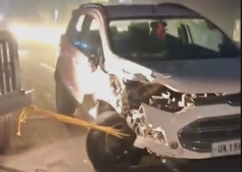 रामनगर: बाइक और कार की भीषण टक्कर में युवक की मौत, दो साथी गंभीर घायल