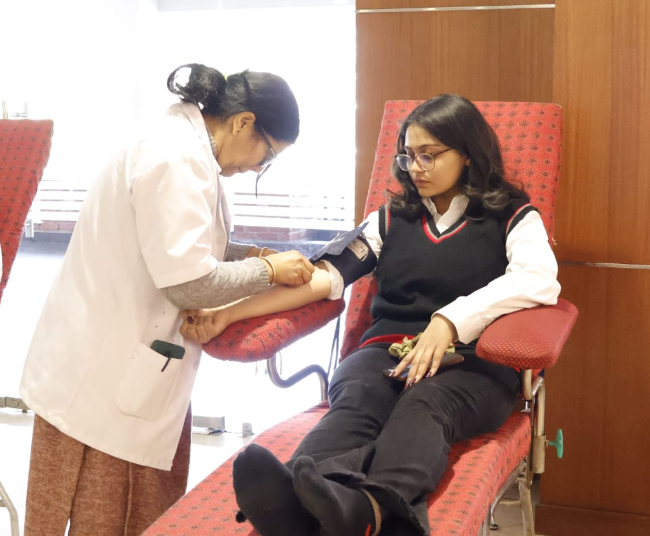 डीआईटी यूनिवर्सिटी में ‘राष्ट्रीय युवा दिवस’ पर रक्तदान शिविर: 100 से अधिक छात्र-छात्राओं और शिक्षकों ने किया महादान