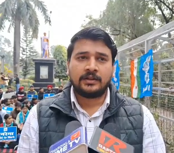 मनरेगा का नाम बदलने के विरोध में NSUI का हल्ला बोल: गांधी पार्क में धरने पर बैठे कार्यकर्ता, सरकार को दी चेतावनी