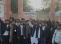 किच्छा: सूरजमल यूनिवर्सिटी में नर्सिंग छात्रों का हल्ला बोल, ‘मान्यता’ को लेकर कॉलेज गेट पर धरने पर बैठे छात्र