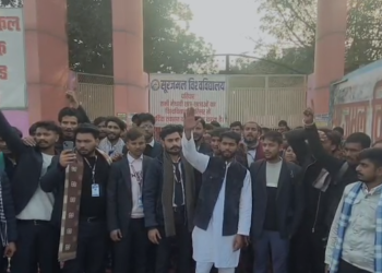 किच्छा: सूरजमल यूनिवर्सिटी में नर्सिंग छात्रों का हल्ला बोल, ‘मान्यता’ को लेकर कॉलेज गेट पर धरने पर बैठे छात्र