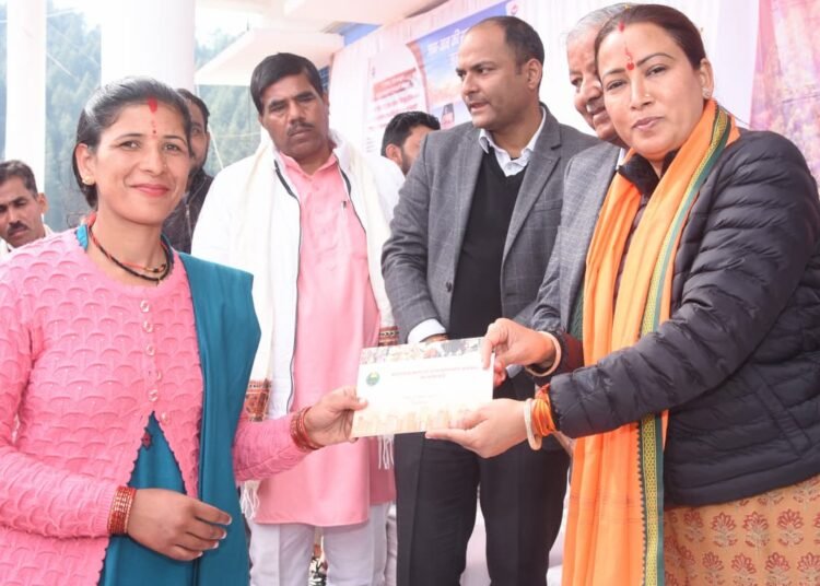 लोहाघाट: “जन-जन की सरकार जन-जन के द्वार” शिविर में पहुंचीं मंत्री रेखा आर्या, 70 शिकायतों का मौके पर किया निस्तारण