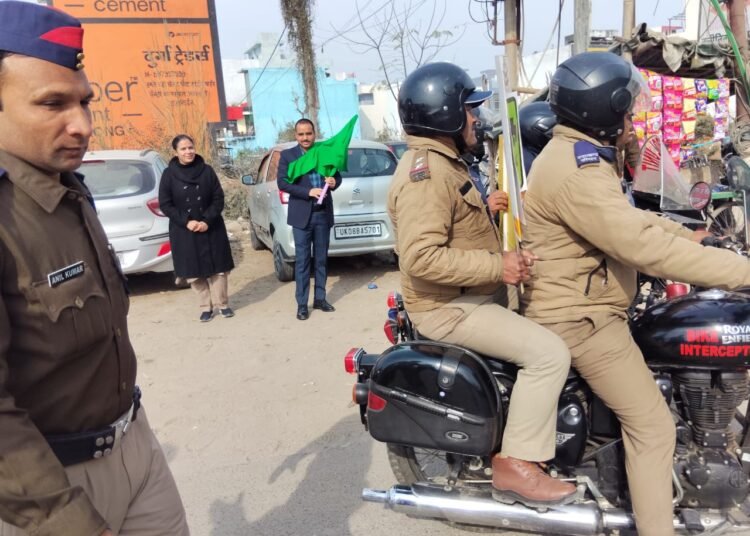 सड़क सुरक्षा माह: हरिद्वार पुलिस और परिवहन विभाग ने निकाली भव्य जागरूकता रैली, SP ने दिखाई हरी झंडी