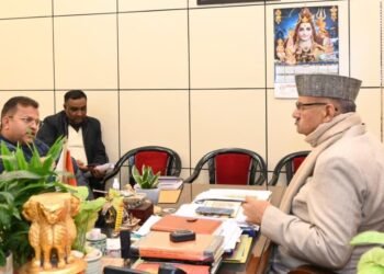 देहरादून: मसूरी विधानसभा में विकास कार्यों की समीक्षा, जल निगम अधिकारियों को कैबिनेट मंत्री गणेश जोशी के सख्त निर्देश