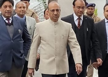 नैनीताल: ईंधन बचाने के लिए उत्तराखंड हाईकोर्ट में मना ‘नो व्हीकल डे’, मुख्य न्यायाधीश समेत सभी जज पैदल पहुंचे कोर्ट