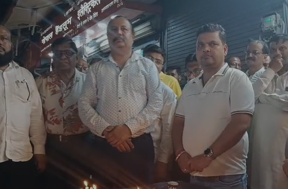 PM की ‘सोना न खरीदने’ की अपील से सर्राफा व्यापारी परेशान, देहरादून के धामावाला बाजार में मोमबत्ती जलाकर जताया विरोध