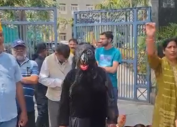 देहरादून: भालू द्वारा फसल बर्बादी पर मुआवजे की मांग, राष्ट्रवादी रीजनल पार्टी ने वन मुख्यालय पर किया जोरदार प्रदर्शन