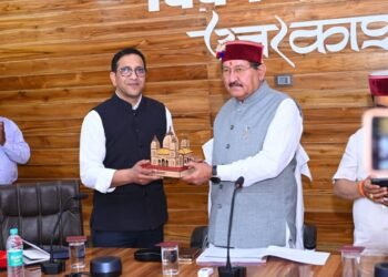 उत्तरकाशी: कैबिनेट मंत्री भरत सिंह चौधरी ने ली अफसरों की क्लास, विकास योजनाओं को समय पर पूरा करने के सख्त निर्देश