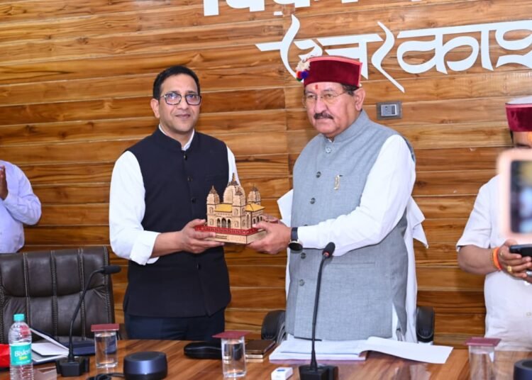 उत्तरकाशी: कैबिनेट मंत्री भरत सिंह चौधरी ने ली अफसरों की क्लास, विकास योजनाओं को समय पर पूरा करने के सख्त निर्देश