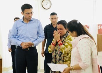 देहरादून: सीएम धामी के निर्देशों पर जिला प्रशासन की मानवीय पहल, कैंसर पीड़ित परिवार का पूरा कर्ज चुकाकर किया ऋणमुक्त