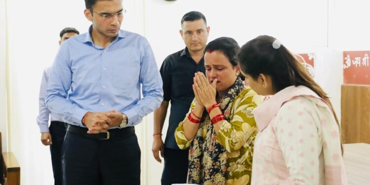 देहरादून: सीएम धामी के निर्देशों पर जिला प्रशासन की मानवीय पहल, कैंसर पीड़ित परिवार का पूरा कर्ज चुकाकर किया ऋणमुक्त