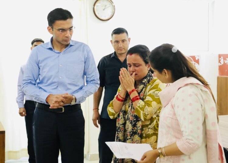 देहरादून: सीएम धामी के निर्देशों पर जिला प्रशासन की मानवीय पहल, कैंसर पीड़ित परिवार का पूरा कर्ज चुकाकर किया ऋणमुक्त