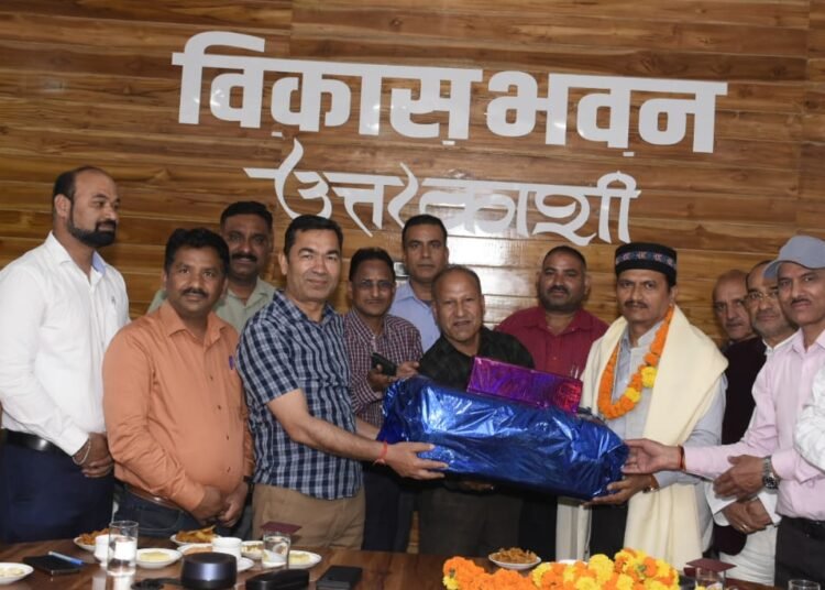 उत्तरकाशी: जिला विकास अधिकारी अजय सिंह को दी गई भावभीनी विदाई, CDO जय भारत सिंह ने बताया प्रेरणास्रोत