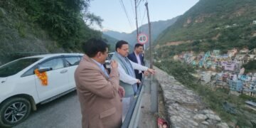 मुख्यमंत्री धामी ने श्रीनगर से लौटते हुए राष्ट्रीय राजमार्ग का किया स्थलीय निरीक्षण, देवप्रयाग में स्वच्छता का लिया जायजा